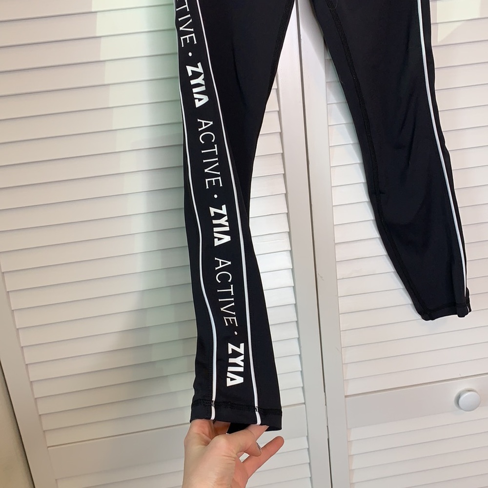 ZYIA ACTIVE Black Logo Light n Tight Hi-Rise 7/8